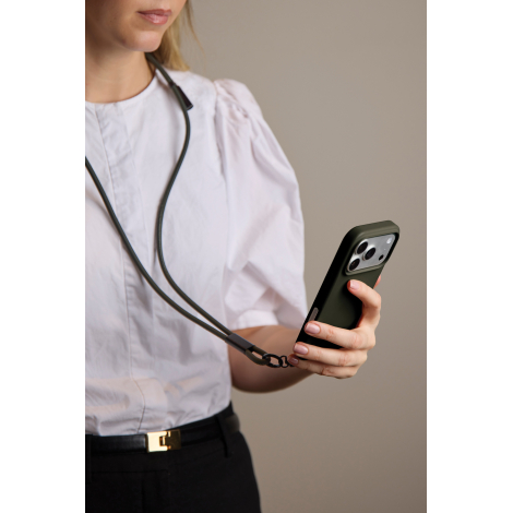 Cordon porté autour du cou par une femme tenant un smartphone en main en situation d’usage, sans personnalisation visible
