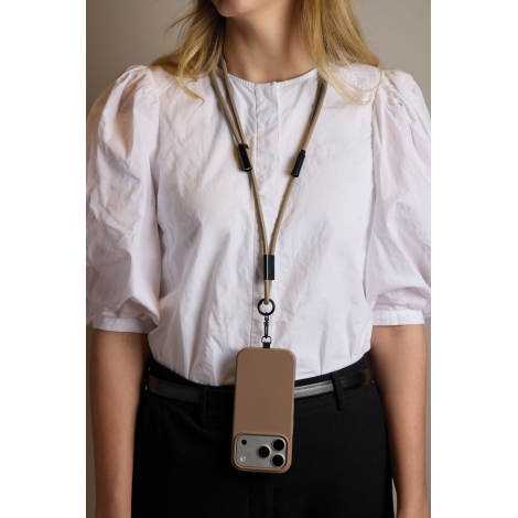 Cordon porté autour du cou par une femme avec smartphone suspendu en situation d’usage, sans marquage apparent