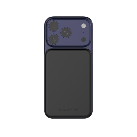 Batterie externe fixée au dos d’un smartphone en situation d’utilisation, sans personnalisation visible