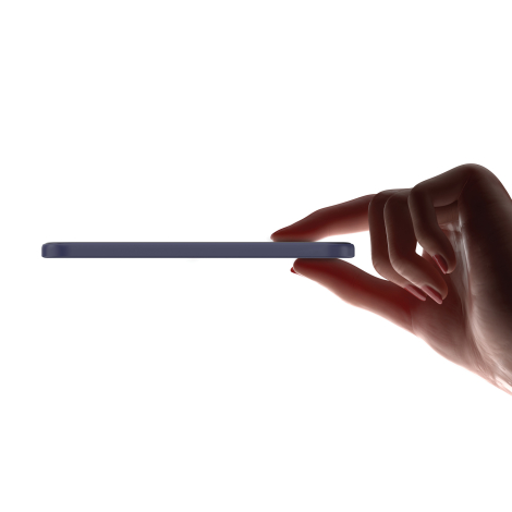 Batterie externe tenue entre les doigts montrant son épaisseur fine sur fond clair, sans marquage apparent