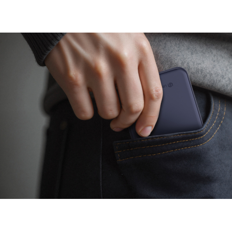 Batterie externe glissée dans une poche de pantalon en situation d’usage, sans personnalisation visible