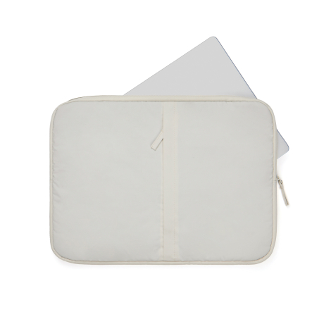 Housse beige avec ordinateur partiellement inséré présentée sur fond neutre, sans personnalisation visible