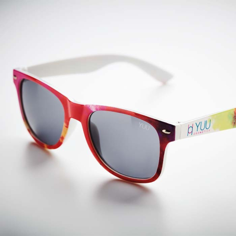 Paire de lunettes vue en angle, avec une monture multicolore en dégradé et un marquage visuel sur les branches.