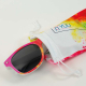 Lunettes partiellement insérées dans une pochette, avec une monture multicolore en dégradé.