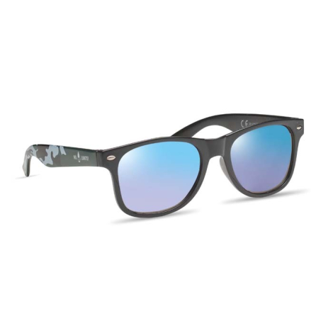 Lunettes vues en angle, avec une monture sombre et un marquage discret sur les branches.