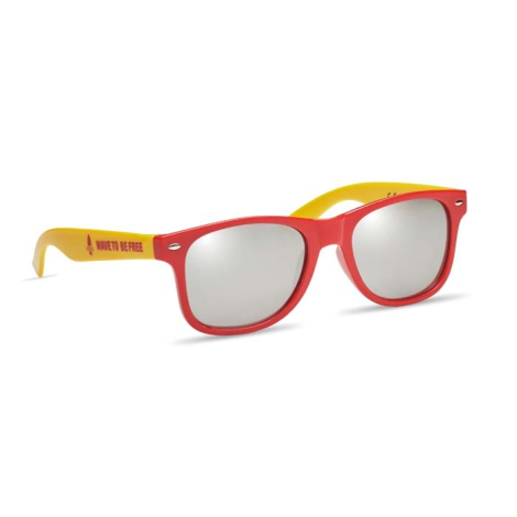 Paire de lunettes vue de face et de côté, avec une monture rouge et des branches jaunes comportant un marquage texte.