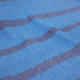 Gros plan sur une serviette bleue, présentant un motif tissé en bandes.