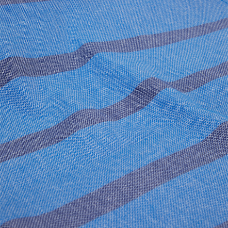 Gros plan sur une serviette bleue, présentant un motif tissé en bandes.
