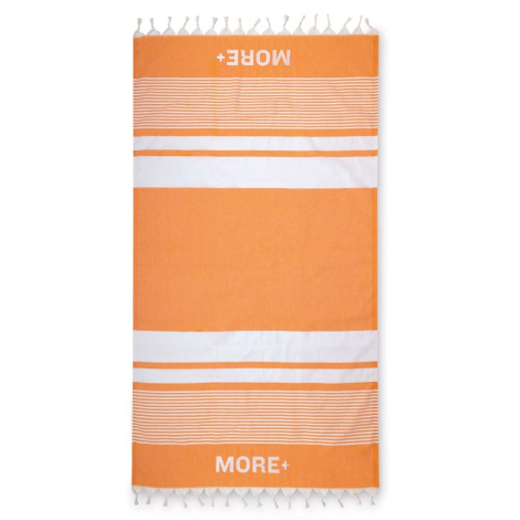 Serviette orange vue à plat, avec un décor en bandes horizontales et un marquage texte aux extrémités.