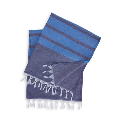 Deux serviettes bleues superposées, avec un motif en bandes horizontales et des franges visibles.