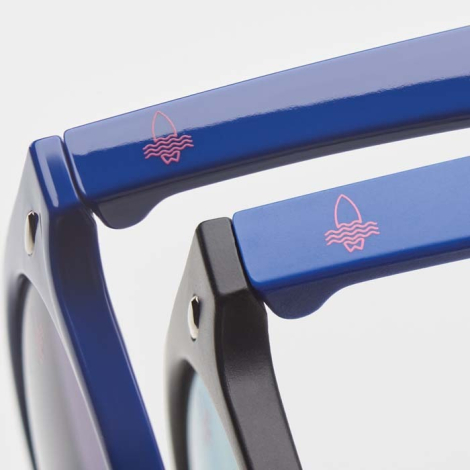 Gros plan sur des branches de lunettes, avec un marquage graphique répété sur la surface avec personnalisation visible