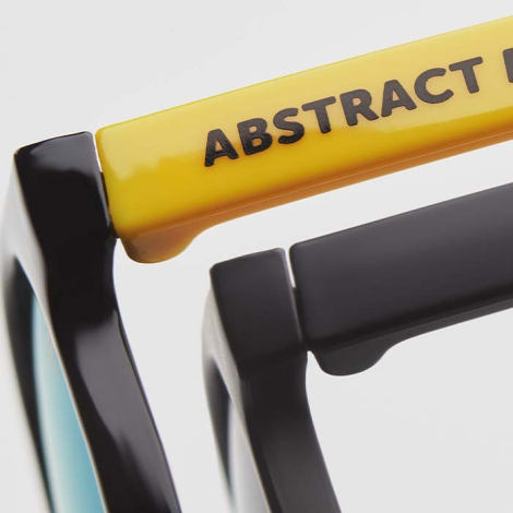 Gros plan sur branches de lunettes avec marquage texte visible sur la surface