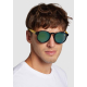Homme portant des lunettes avec monture noire et branches jaunes avec personnalisation visible