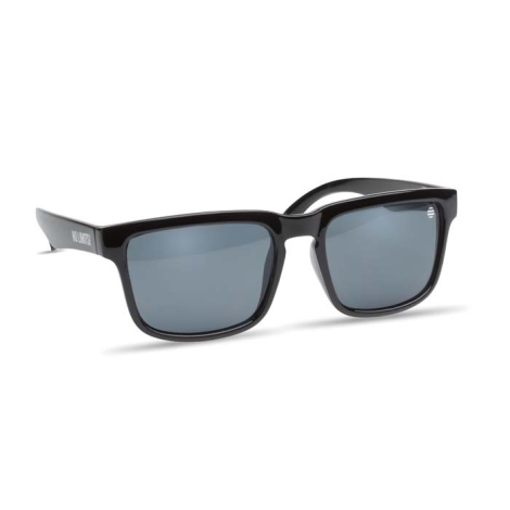 Lunettes en angle avec monture noire unie et marquage discret visible sur les branches