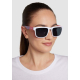 Femme portant des lunettes avec monture blanche et branches colorées avec personnalisation visible
