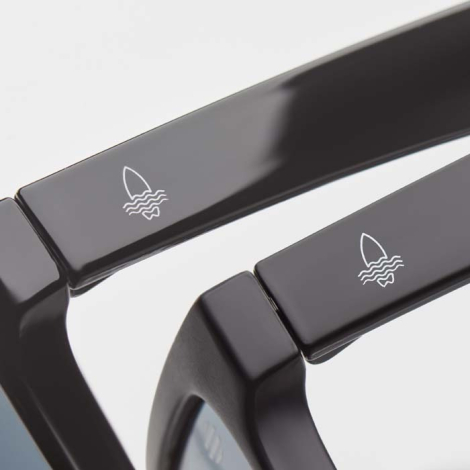Gros plan sur branches de lunettes avec marquage graphique visible sur la surface