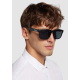Homme portant des lunettes avec monture noire avec marquage discret visible sur les branches