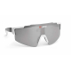 Paire de lunettes en angle avec monture claire et marquage texte coloré visible sur le verre