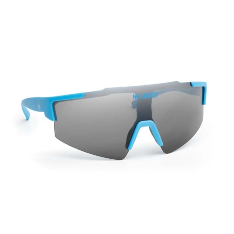 Lunettes en angle avec monture bleue et marquage discret visible sur le verre