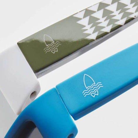 Détail de branches avec marquage graphique répété visible sur la surface