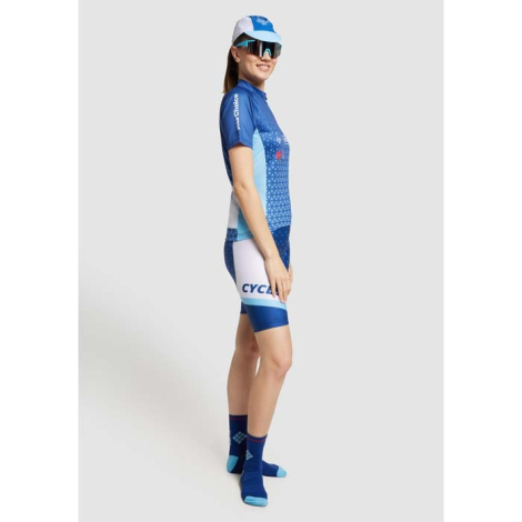 Femme portant des lunettes de sport avec marquage visible sur le verre
