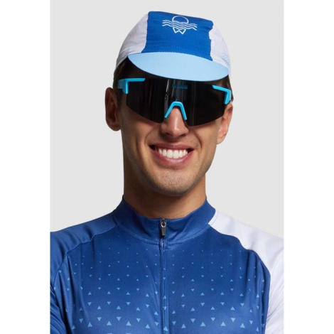 Homme portant des lunettes de sport avec marquage visible sur le verre