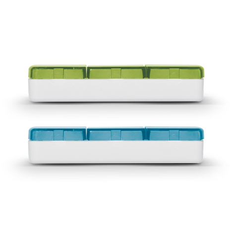 Pilulier bleu et vert fermé sans marquage visible vu de profil