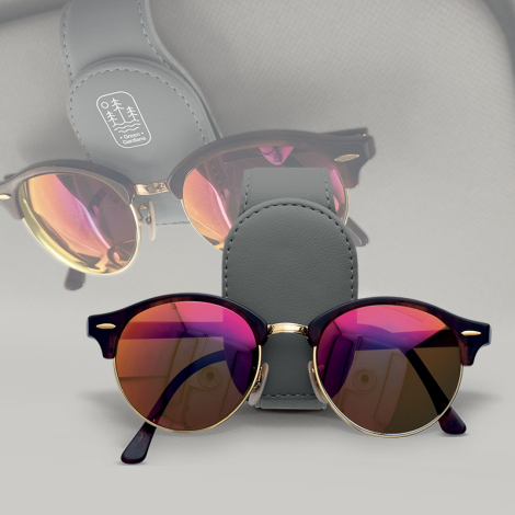 Vu du support de lunette positionné en voiture avec paire de lunette 