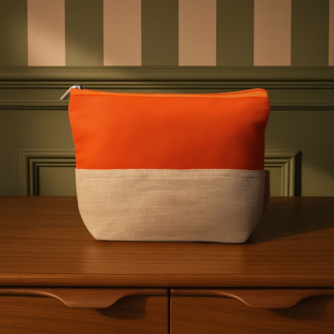 Trousse orange sans marquage visible sur une table