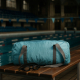 sac polochon bleu sans marquage sur une chaise