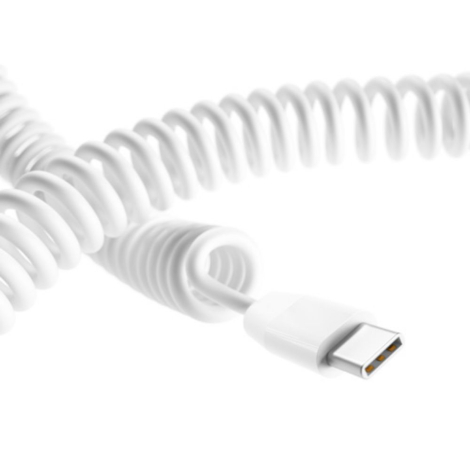 Gros plan d’un câble blanc avec connecteur en extrémité, sans marquage visible.