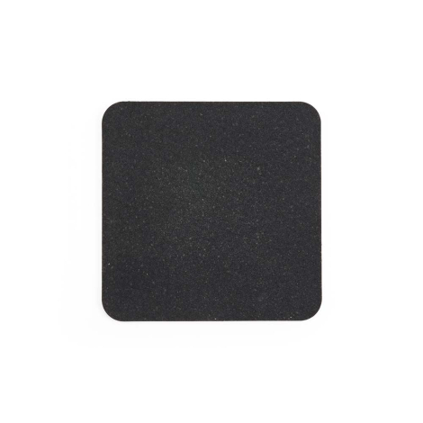 Vue de dessous d’un tapis de souris carré avec surface noire antidérapante, sans marquage visible.