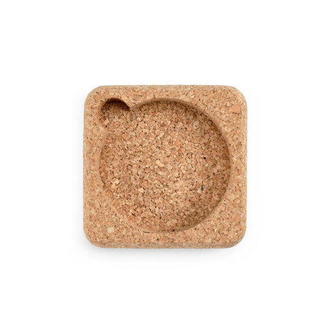 Vue de dessus du support carré en liège vide montrant l’emplacement circulaire de rangement, sans marquage visible.