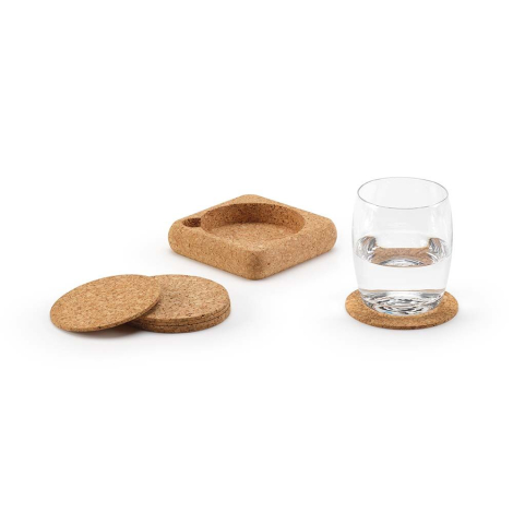 Plusieurs sous-verres ronds en liège empilés avec un verre posé dessus à côté du support, sans personnalisation visible.