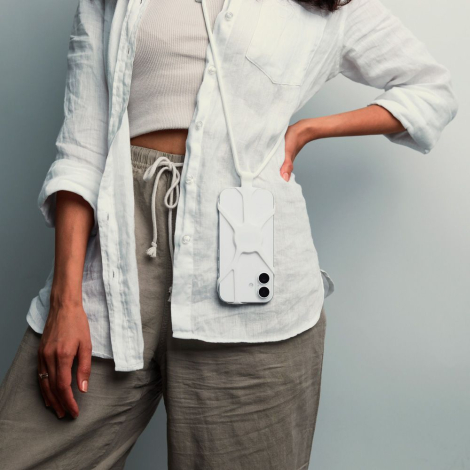 Smartphone porté en bandoulière par une femme avec cordon et système de fixation visible au dos, sans personnalisation visible.