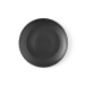 Assiette plate ronde en céramique noire vue de dessus, sans marquage visible.