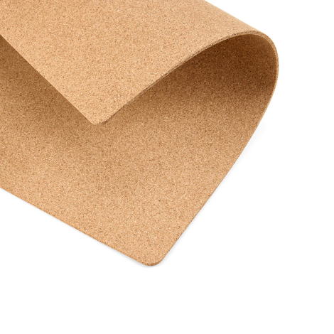 Gros plan d’un set de table en liège plié montrant la souplesse du matériau, sans personnalisation visible.