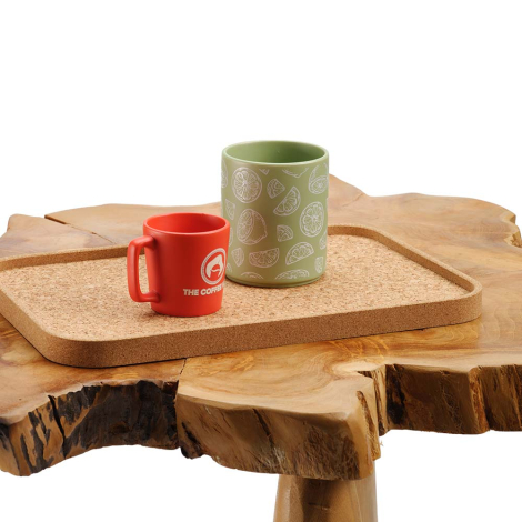 Plateau en liège utilisé pour servir des tasses sur une table, sans personnalisation visible.