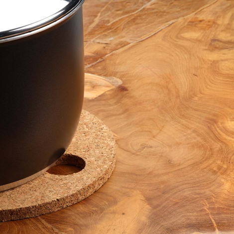 Dessous de plat en liège utilisé sous une casserole sur une table en bois, sans personnalisation visible.