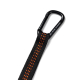 Sangle noire avec coutures contrastées orange et mousqueton métallique, présentée en gros plan sur fond neutre, sans marquage vi