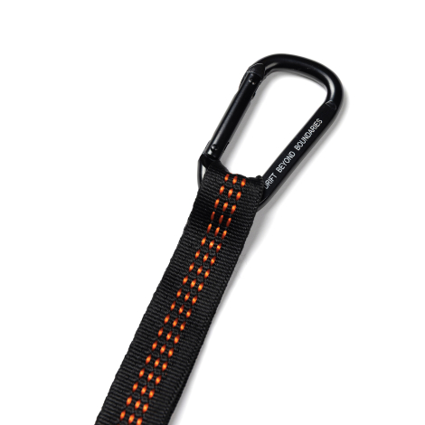 Sangle noire avec coutures contrastées orange et mousqueton métallique, présentée en gros plan sur fond neutre, sans marquage vi