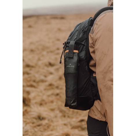 Parapluie replié dans une housse fixé sur un sac à dos, sans personnalisation apparente.