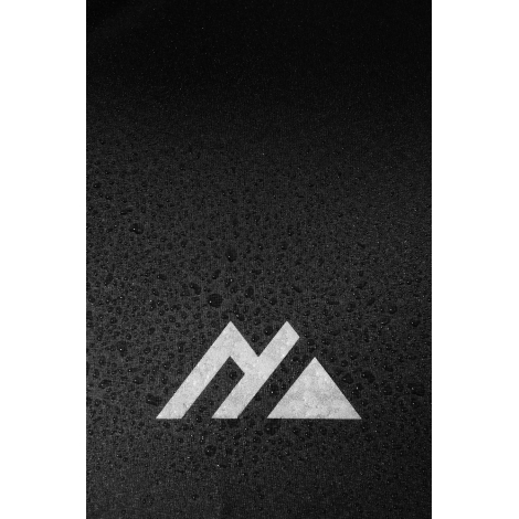 Gros plan sur toile noire avec gouttes d’eau et logo, sans personnalisation visible.