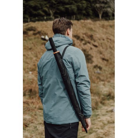 Personne vue de dos avec parapluie fermé fixé dans le dos, sans personnalisation visible.