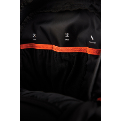 Vue intérieure du sac avec compartiments de rangement et marquages imprimés, sans personnalisation visible.