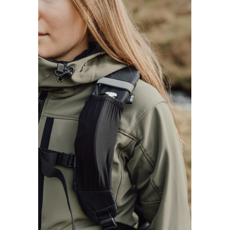 Gros plan sur une bretelle portée avec accessoire inséré, sans marquage visible.