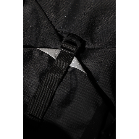 Gros plan sur une sangle et système de fixation du sac, sans marquage visible.