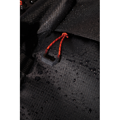 Gros plan sur une poignée et un cordon du sac avec détails techniques, sans personnalisation visible.