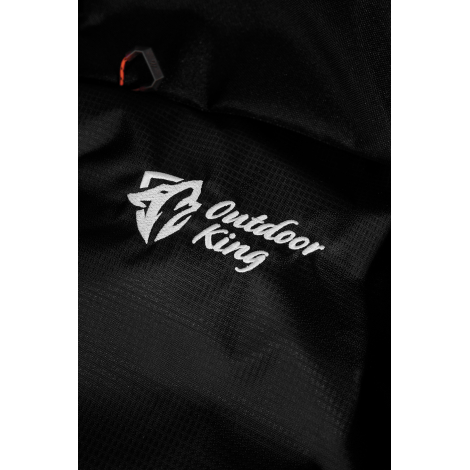 Gros plan sur la matière extérieure avec marquage visible sur le tissu.