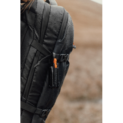 Gros plan sur le côté du sac avec accessoire attaché, sans personnalisation visible.